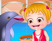 Малышка Хейзел изучает дельфинов