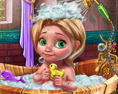 Малышка Голди принимает ванну